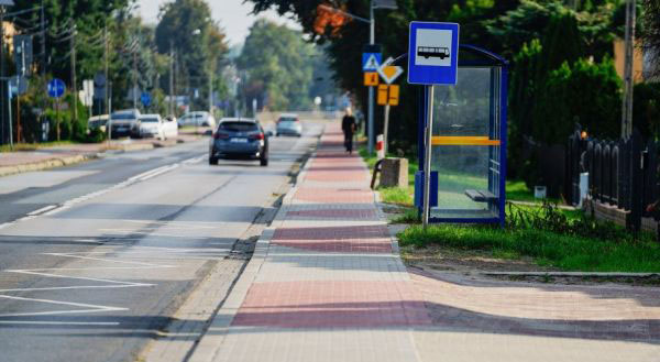 Nowy chodnik z kostki brukowej przy ul. Łęczyckiej i przystanku autobusowym w Łowiczu