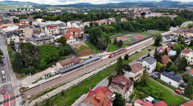 Pociąg regionalny na zmodernizowanym przystanku Nowy Sącz Miasto