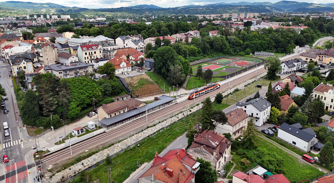 Pociąg regionalny na zmodernizowanym przystanku Nowy Sącz Miasto