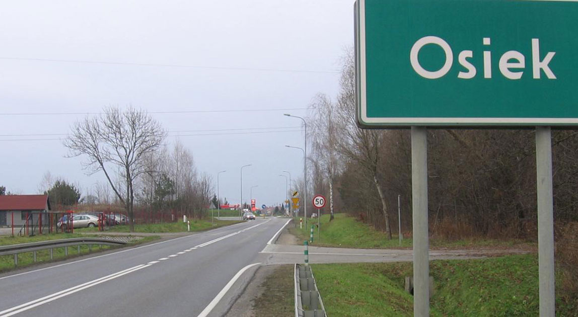 Droga krajowa nr 79 i tablica z nazwą miejscowości Osiek