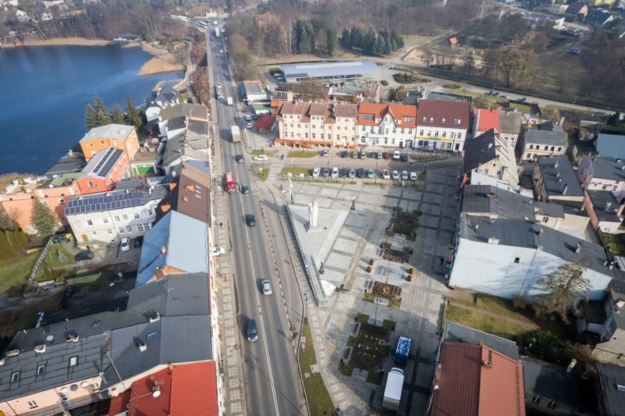 Widok z lotu ptaka na centrum Sępólna Krajeńskiego i główną ulicę miasta