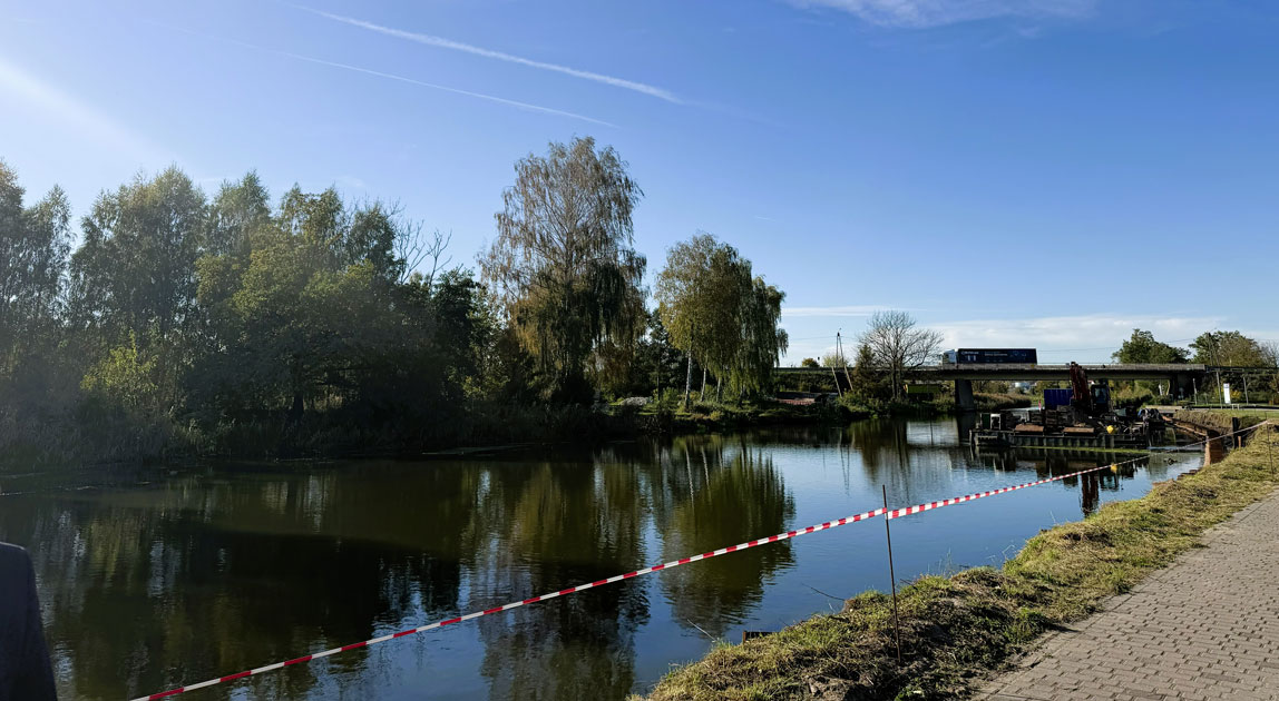 Roboty hydrotechniczne na prawym brzegu Noteci w Nakle nad Notecią prowadzone z platformy roboczej