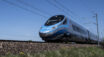 Pociąg Pendolino jadący po zelektryfikowanej linii kolejowej