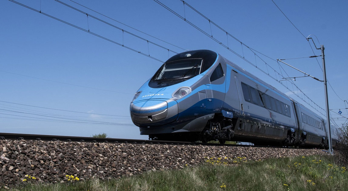 Pociąg Pendolino jadący po zelektryfikowanej linii kolejowej