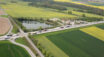 Widok z lotu ptaka na węzeł autostrady A4 i jego łącznice w otoczeniu pól