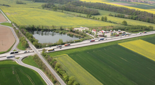 Widok z lotu ptaka na węzeł autostrady A4 i jego łącznice w otoczeniu pól