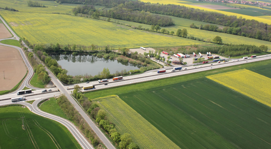 Widok z lotu ptaka na węzeł autostrady A4 i jego łącznice w otoczeniu pól