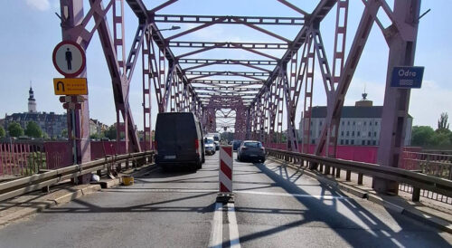 Most Tolerancji w Głogowie z ruchem samochodowym i chodnikami po obu stronach DK12