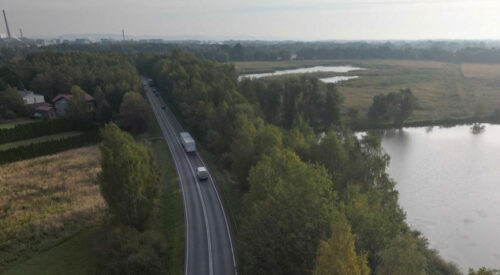Widok z drona na drogę krajową nr 44 w Zaborzu, stawy i zabudowania przemysłowe