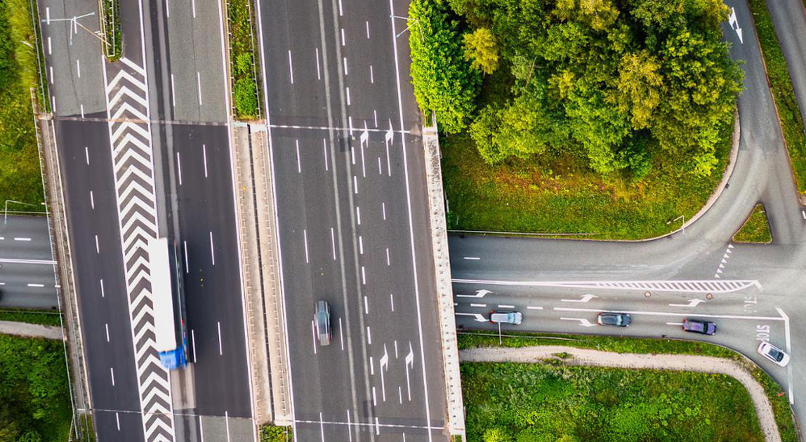 Widok z góry na autostradę i łącznicę węzła drogowego