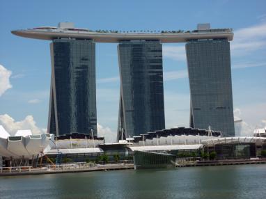 Wizytówka Singapuru – łódź posadowiona na dachu trzech budynków