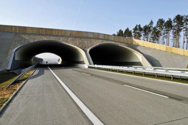 Gotowy odcinek autostrady o nawierzchni wykonanej z betonu cementowego