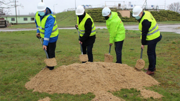 Symboliczne wbicie łopaty, fot. UM Koło