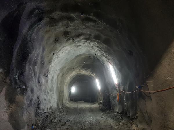 S3 zad. III odc. Bolków - Kamienna Góra . Tunel TS-26 portal południowy, przebicie pierwszego przejścia ewakuacyjnego pomiędzy tunelami - sierpień 2021 - Fot. Magda Szumiata / GDDKiA