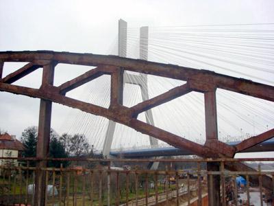 I nagroda - Stanisław Łukasik (Katowice) „Sztafeta pokoleń - most Rędziński widziany przez kratę mostu na kanale śluzy”
