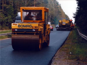 Budowa drogi w latach 90, fot. GDDKiA