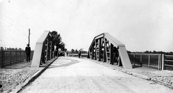 Most żelazny na Słudwi pod Łowiczem po oddaniu do ruchu